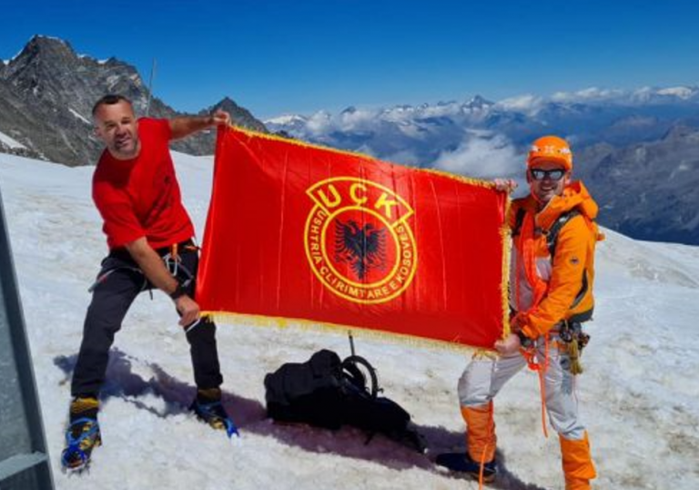 Flamuri i UÇK-së valëvitet në Alpet zvicerane