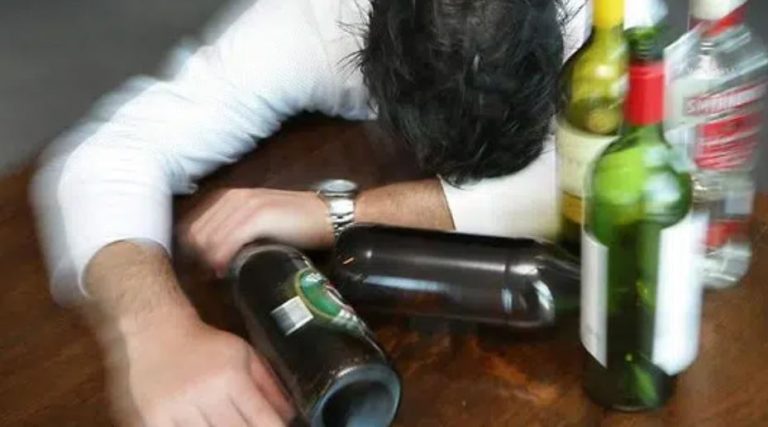 Suharekë: Djali i dehur sulmon babain e tij dhe shkatërron orenditë shtëpiake