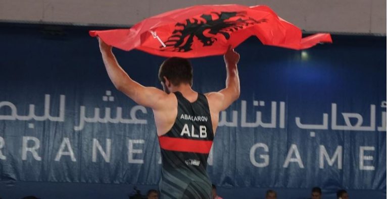 Flamuri kuqezi do të valojë në Beograd, Abakarov mposht serbin dhe kalon në finale