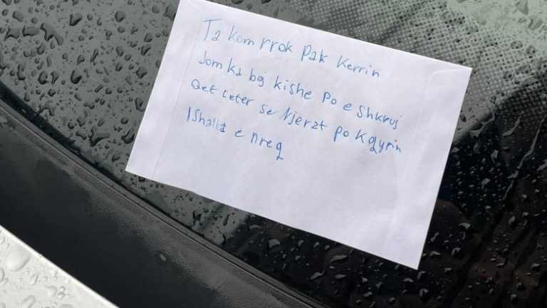 “Ta kom rrok kerrin, jom ka boj kishe po e shkruaj qet letër” – mesazhi që qytetari ia la në veturë bëhet viral në Kosovë