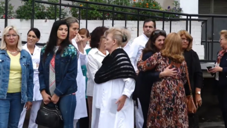 Nuk u dolën rrogat, punëtorët shëndetësor protestojnë para QKMF-së në Prishtinë