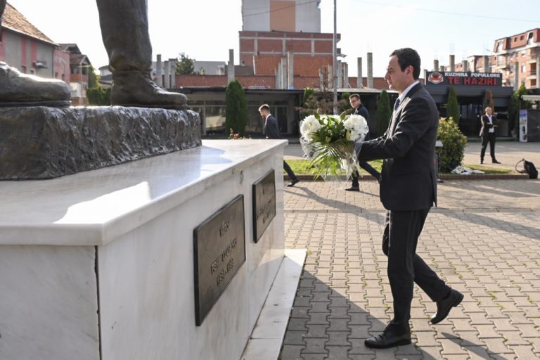 24-vjetori i rënies heroike të Fehmi dhe Xhevë Lladrovcit, kryeministri Kurti bën homazhe në Drenas