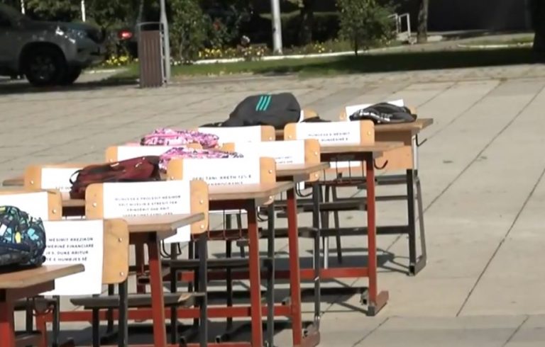 “Fëmijët në shkolla”, vendosen banka dhe karrige të zbrazëta afër Qeverisë