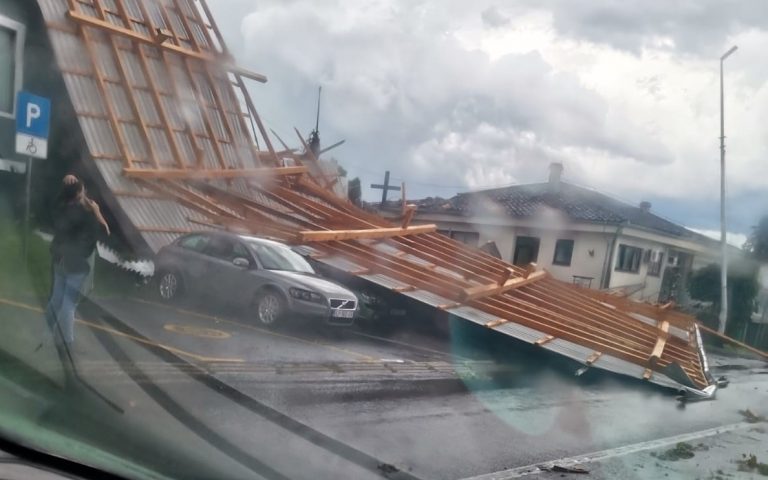 Shtëpi pa pullaze e vetura të dëmtuara – Krocia goditet nga një stuhi e fuqishme