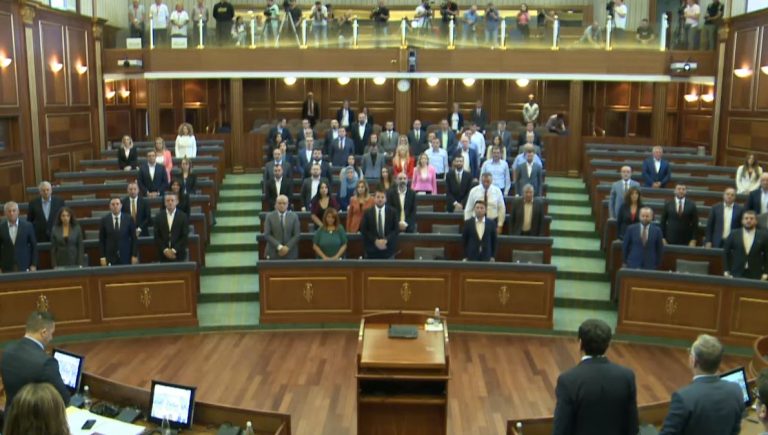 Deputetët mbajnë një minutë heshtje për Mbretëreshën Elizabeth