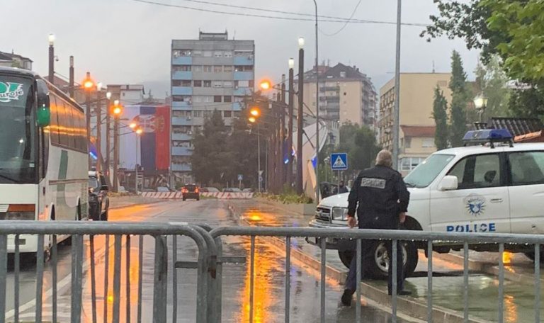 Provokojnë sërish serbët, vendosin një flamur të madh të Serbisë tek “Ura e Ibrit” në veri