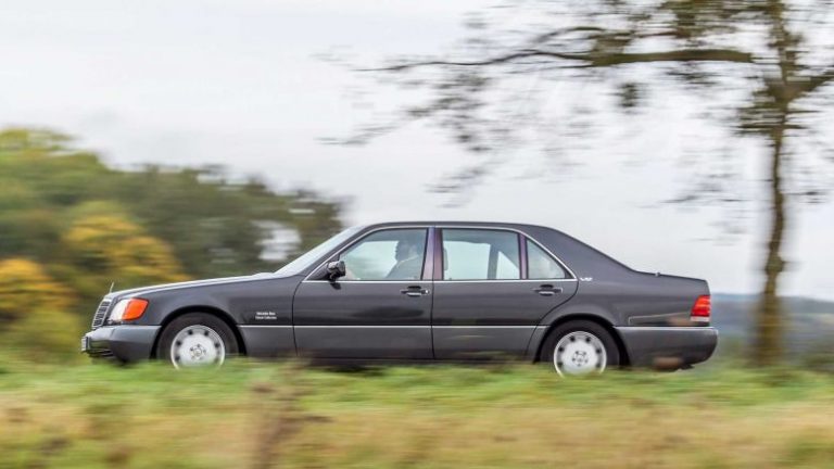Qëndroi i mbyllur për tetë vjet në një garazh, ky Mercedes S600 duket krejt i ri pas “pastrimit në detaje”