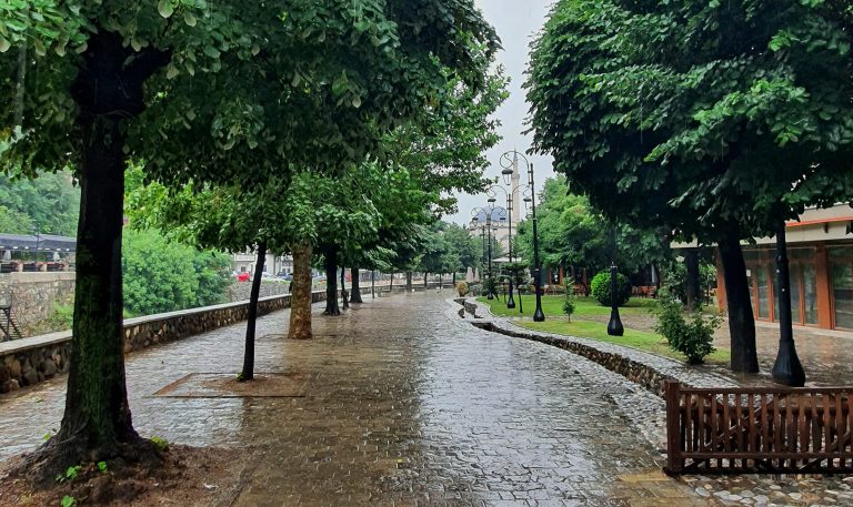 Rrebeshe shiu me bubullima, parashikimi i motit për sot