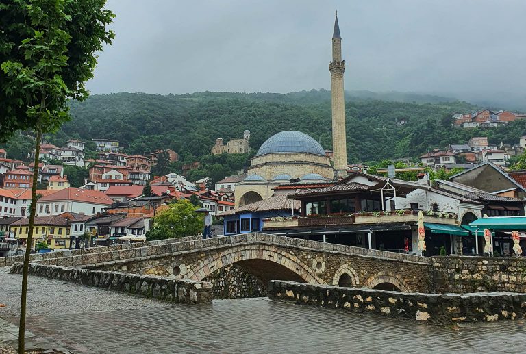 Moti sot, vranët dhe me shi