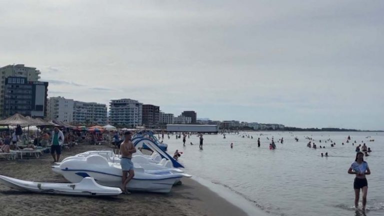 Moti i favorshëm, mbushen plazhet në Shqipëri edhe gjatë shtatorit