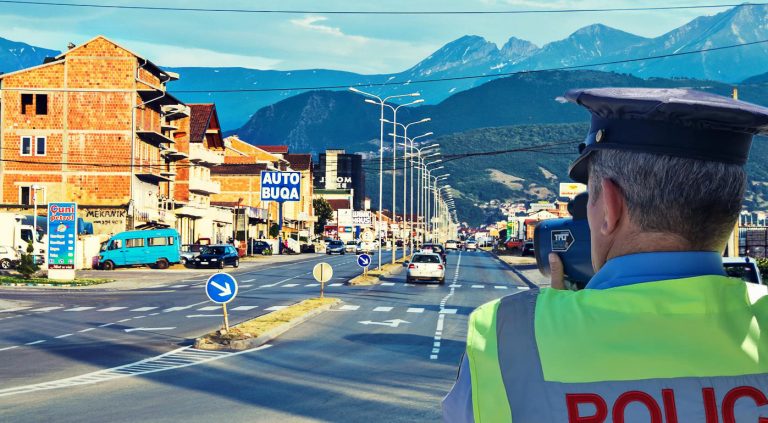 Policia shqiptoi 1 mijë e 965 gjoba trafiku për 24 orë