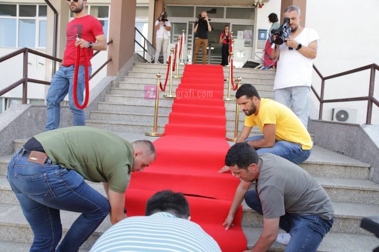 Me “tepih të kuq”, aksion simbolik i PSD-së: Hajde në QKUK, ministër!