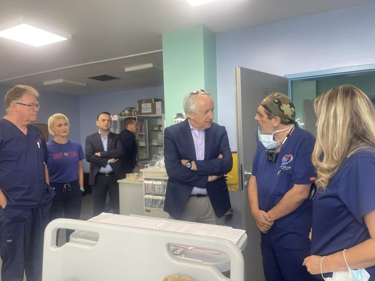 Latifi takohet me kardiologët e huaj që po i trajtojnë fëmijët në QKUK