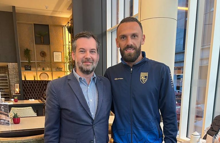 Ministri Çeku në mbështetje te përfaqësueses së Kosovës, para ndeshjes takohet me Muriqin