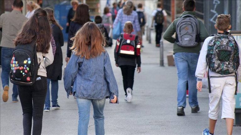 Punëtorët në shkolla ilegale serbe paguhen nga Ministria e Arsimit