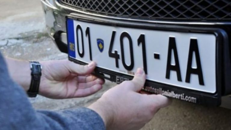 Qeveria merr vendim: Zgjatet deri më 31 tetor afati për ndërrimin e tabelave paralele në ato RKS