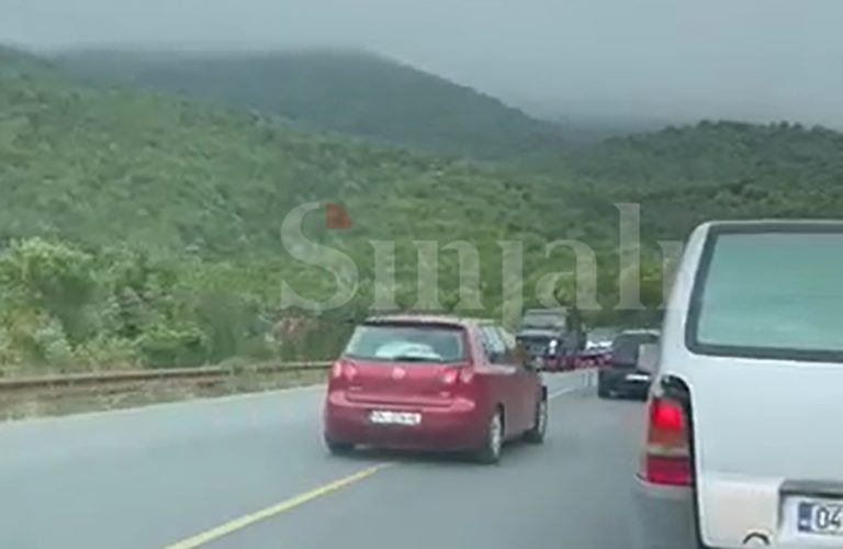 Dy shoferë tejkalojnë përnjëherë disa vetura në rrugën Zhur – Dragash (Video)