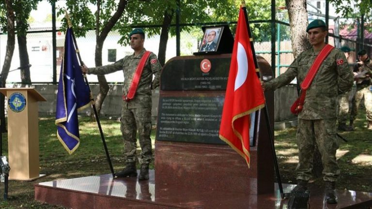 Përkujtohet ushtari turk i KFOR-it që humbi jetën në Kosovë derisa po asgjësonte një bombë