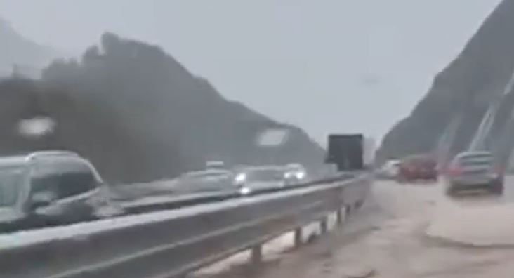 Dëmtohet “Rruga e Kombit”, shembje gurësh dhe vështirësi kalimi (Video)