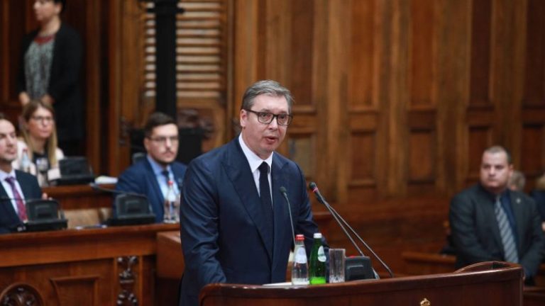 “E shkele Kushtetutën” – Dy parti serbe thonë se Vuçiq u tërhoq për targat KM, PR…!