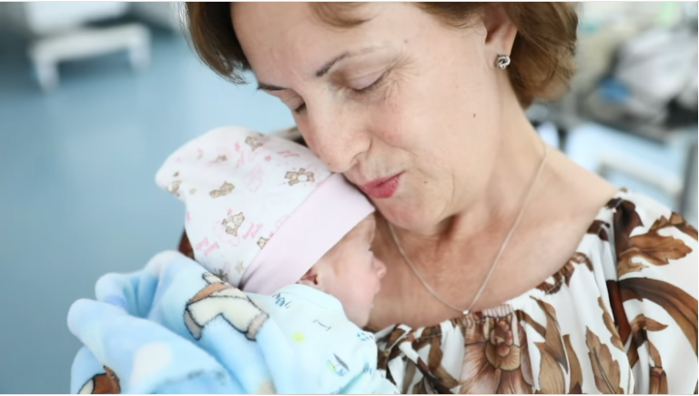 Prishtinasja 52 vjeçare bëhet nënë për herë të parë