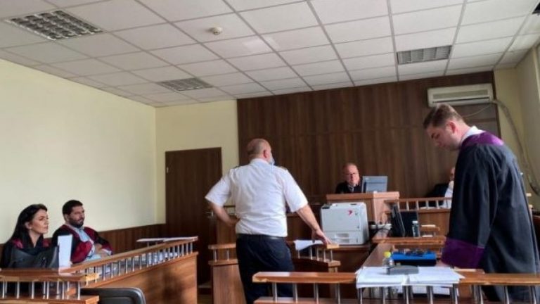 Dëshmitarja tregon se babait të saj doganieri i akuzuar ia kërkoi 50 euro në kufi