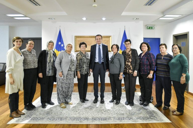 Kurti takon gratë e Krushës së Vogël, flasin për zbardhjen e fatit të të pagjeturve
