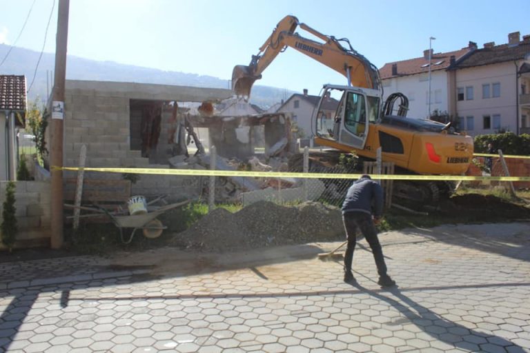 Drejtoria e Inspektorateve në Prizren rrënojnë një objekt pa leje në lagjen ”Dardania”