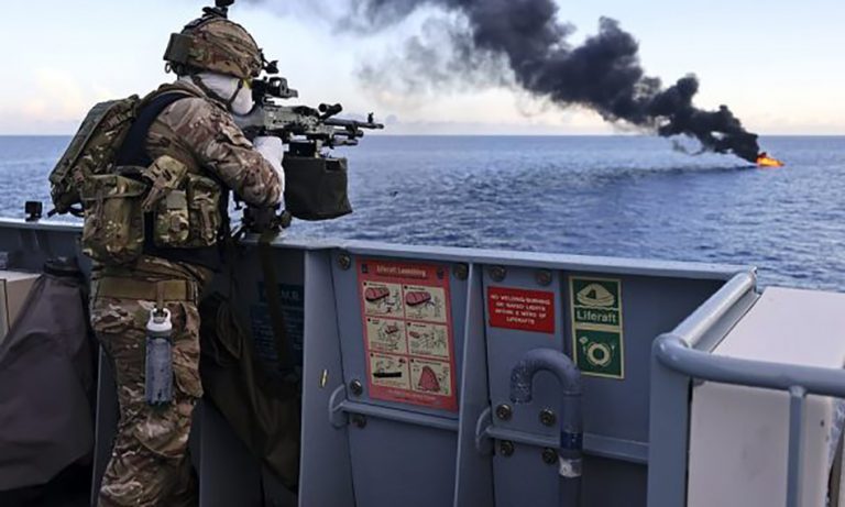 Varkës me kokainë i vihet flaka në mes të detit