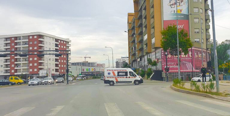 Një punëtor lëndohet në vendin e punës në Prizren, dërgohet në QKUK