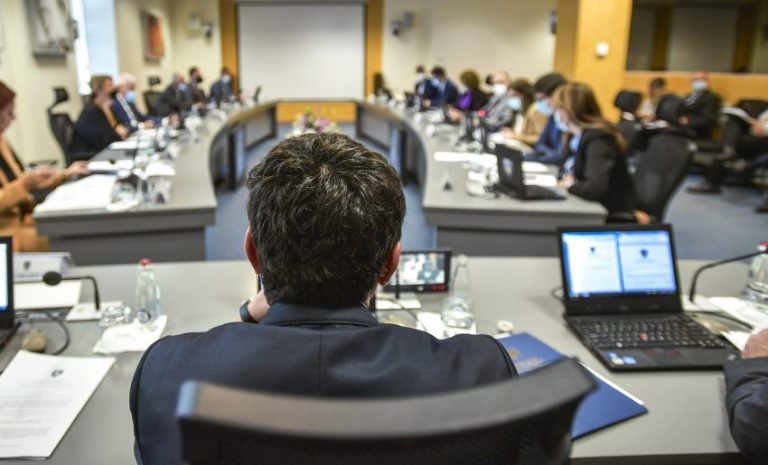 Qeveria ua mundëson serbëve që patentë shoferët ilegalë t’i zëvendësojnë me ata RKS