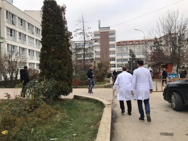 Një person bie nga një repart i spitalit në QKUK, pëson lëndime trupore