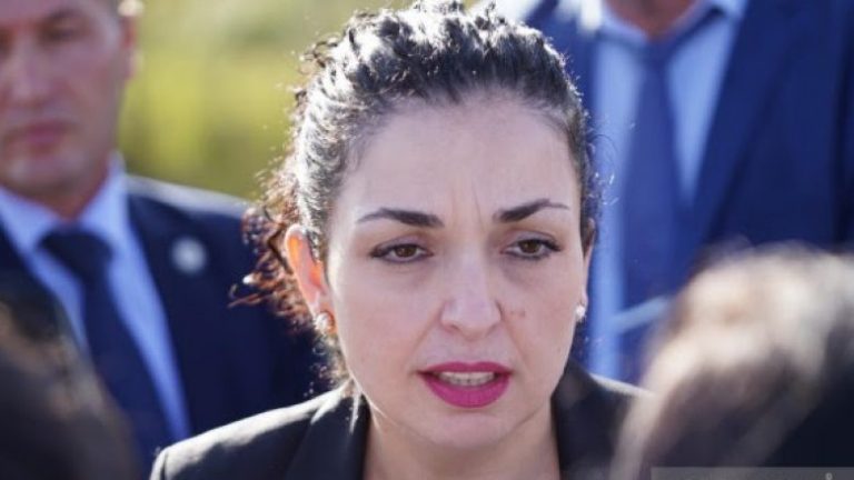 Osmani: Vuçiqi është vazhdimësi e mendësisë së viteve ’90, që çoi në vrasjen e 150 mijë civilëve