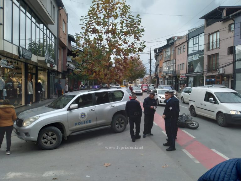 Aksident mes veturës dhe motoçikletës në qendër të Prizrenit, një i lënduar