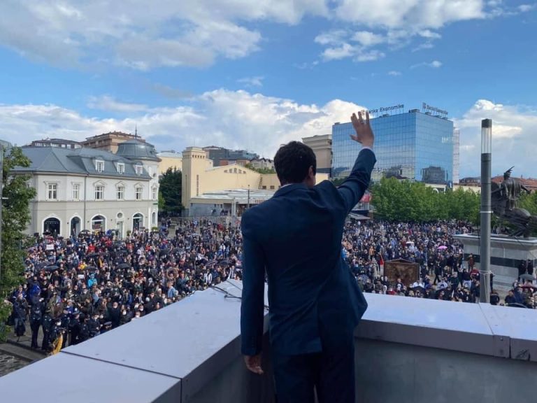 Zyrtarët e VV-së propozojnë organizimin e një tubimi në mbështetje të Kurtit, pas presionit ndërkombëtar për targat