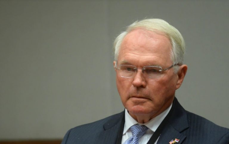 Hill: Serbët të kthehen në institucione, Kosova të respektojë obligimet