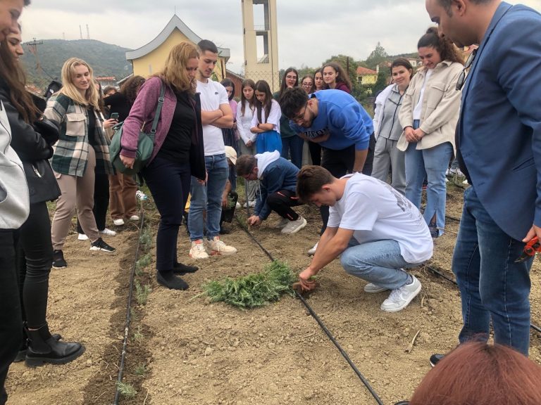 Nxënësit e „Loyola-Gymnasium“ vizitë studimore në Shkodër lidhur me bimët medicinale, mbështetur nga GIZ-i gjerman