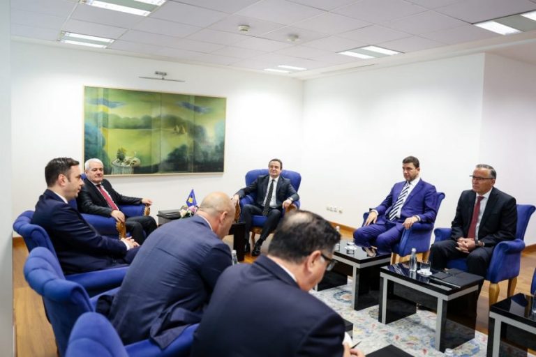 Dalin pamjet nga takimi i kryeministrit me liderët opozitarë