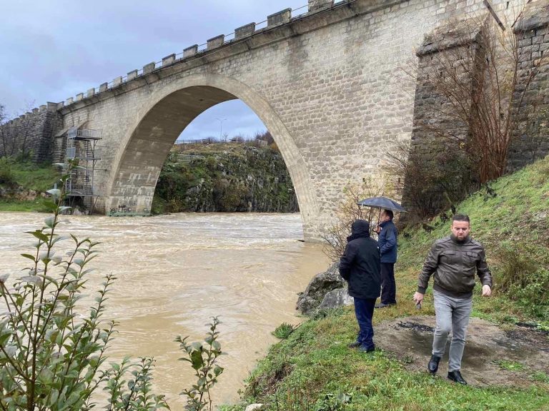 Latifi flet për situatën pas reshjeve: Kompanitë e angazhuara po veprojnë me masa mbrojtëse