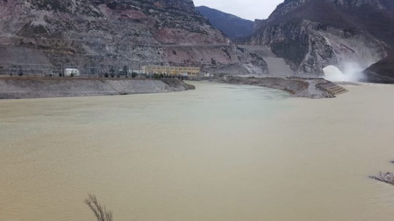 Reshjet mbushin kaskadën e Drinit, KESH nis shkarkimet në Vaun e Dejës