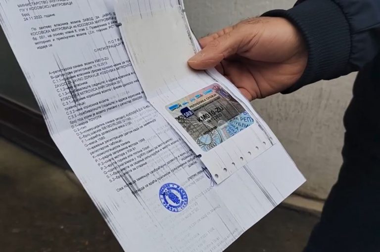 Serbët vazhdojnë regjistrimet e targave “KM”, thonë se këtë po e kryejnë për 10 minuta