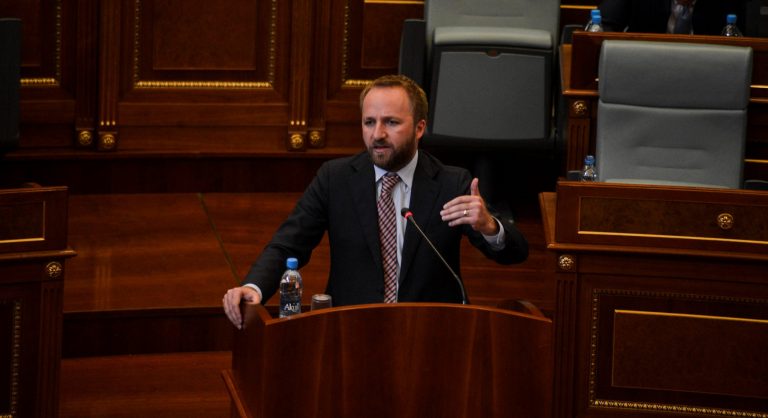 Tahiri kërkon nga deputetët të bëjnë presion për emërimin e një ministri të ri të Shëndetësisë