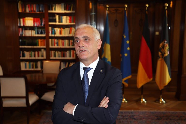 Liberalizimi i vizave, ish-ambasadori kosovar: Meritat i shkojnë Çekisë dhe Gjermanisë