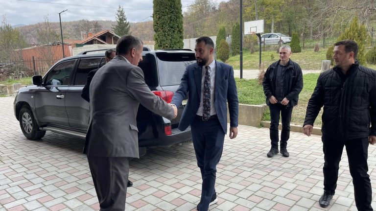 Ministri Krasniqi viziton dy komuna në veri