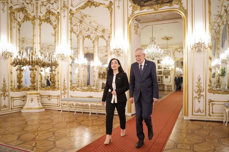 Vjosa Osmani takohet me presidentin e Austrisë