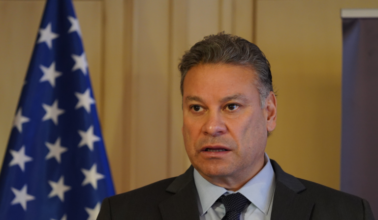 Escobar kërkesë Kosovës: Shtyni afatin për targa, vëjeni Asociacionin në rend dite