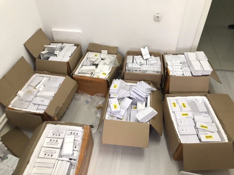 Dogana konfiskon ekrane të telefonave të mençur në vlerë rreth 18 mijë euro