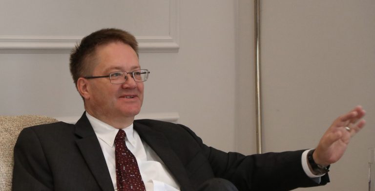 Britania kërkon që serbët të kthehen në institucionet e Kosovës