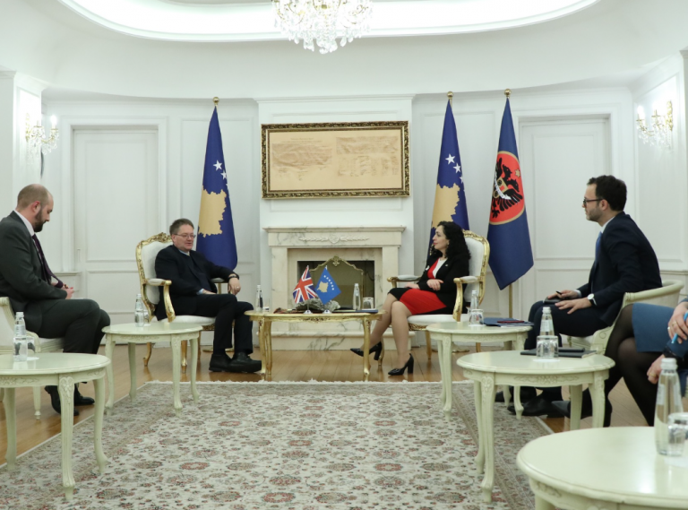 Ambasadori britanik takohet me Osmanin: Zgjidhja e problemeve aktuale është esenciale për Kosovën