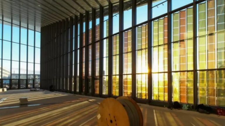 Dritare që prodhojnë energji elektrike? Shkencëtarët zviceranë projektojnë panele diellore transparente me efikasitet edhe më të madh